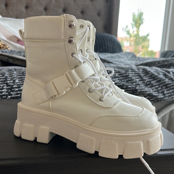 BRAND NEW FOREVER 21 WHITE COMBAT STYLISH BOOTS! - Picture 8 of 16